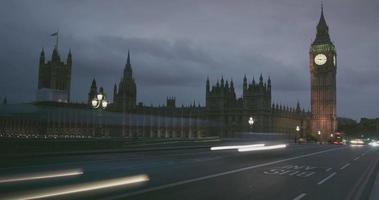 london, uk, autos und fußgänger mit big ben, zeitraffer video
