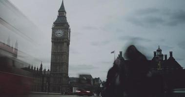 Londres, Reino Unido, tráfico de vehículos y peatones con Big Ben, lapso de tiempo