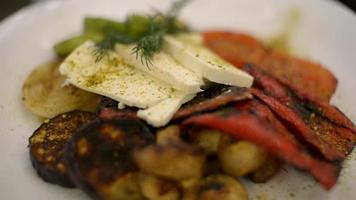 mesa de restaurante com comida. pratos europeus - carnes e saladas video