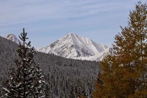 montañas rocosas invierno otoño foto