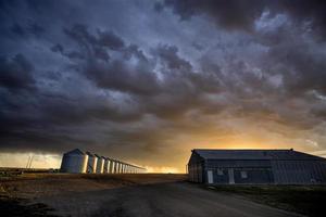 pradera nubes de tormenta puesta de sol foto