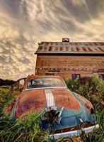 pradera tormenta coche antiguo foto