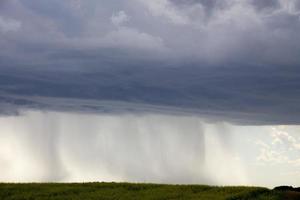 pradera nubes de tormenta foto