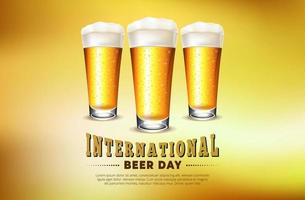 fondo del día internacional de la cerveza con vasos de cerveza realistas. ilustración de vector de diseño de día de cerveza