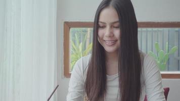 una giovane donna attraente si diverte con un caffè nella caffetteria video