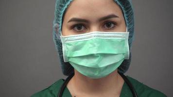 vrouwelijke arts die masker draagt