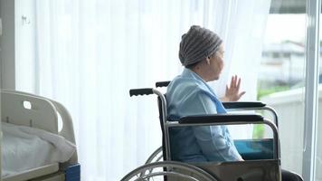 depressieve en hopeloze Aziatische kankerpatiënt vrouw met hoofddoek in het ziekenhuis. video