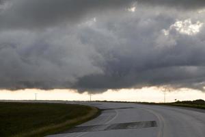 pradera nubes de tormenta foto