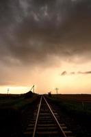 pradera nubes de tormenta puesta de sol foto