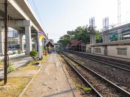 srt línea roja oscura tren eléctrico y ferrocarril bangkok tailandia 28 de septiembre de 2018 ambas rutas son paralelas a rangsit el 28 de septiembre de 2018 en tailandia.