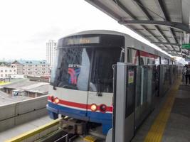 en la estación bts bangkokthailand17 de agosto de 2018 el tren llega a la estación esperando la salida. el 17 de agosto de 2018 en Tailandia. foto