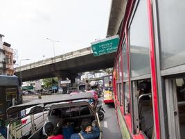 en el bus bangkokthailand10 de agosto de 2018 las condiciones del tráfico alcanzaron las listas de éxitos de bangkok esta tarde. el 10 de agosto de 2018 en Tailandia.