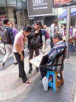 silom bangkokthailand16 de agosto de 2018 por la mañana, las personas que compran boletos de lotería de la mayoría de los vendedores tendrán problemas de visión o discapacitados físicos. en bangkoktailandia16 de agosto de 2018