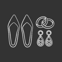 icono de tiza de accesorios de boda. anillo de compromiso, pendientes y zapatos de novia. agencia de bodas ilustración de pizarra de vector aislado