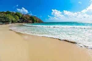 vista del hermoso paisaje tropical de la isla del mar de la playa con el cielo azul del océano y el fondo del resort en Tailandia vacaciones de verano en la playa - olas del mar en el agua de la playa de arena y el paisaje marino de la costa foto