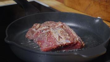 Delicioso bistec de carne jugosa cocinando a la parrilla. video