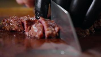 Koch, der ein mittelgroßes Rindfleisch schneidet, sieht sehr lecker aus video
