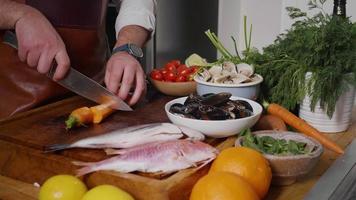 processo de cozimento mediterrâneo de frutos do mar. video