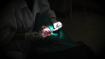 zahnärztin, die zähne eines männlichen patienten untersucht video
