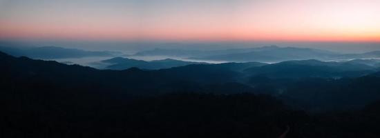 amanecer temprano en la mañana en el bosque foto