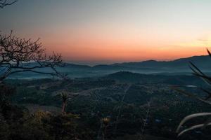 en la montaña, rocas, vista al atardecer foto