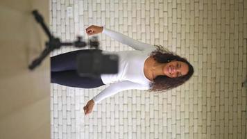 L'influenceuse latine a créé sa vidéo de danse par caméra de smartphone. pour partager une vidéo sur une application de médias sociaux