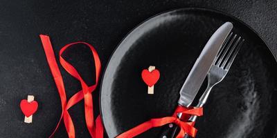 ajuste de la mesa del día de san valentín fecha romántica cubiertos tenedor, cuchillo, plato foto