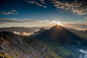 amanecer en la montaña foto