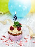 cupcake con una vela número nueve foto