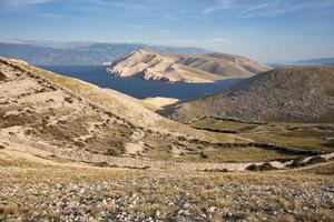 vista sobre otok prvic deshabitado desde el extremo sur de la isla de krk en el golfo de kvarner, croacia. foto