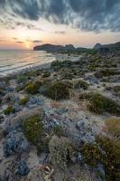 vista del atardecer cerca de la playa de falasarna en la isla de creta, grecia. foto