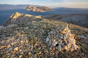 vista sobre otok prvic deshabitado desde el extremo sur de la isla de krk en el golfo de kvarner, croacia. foto