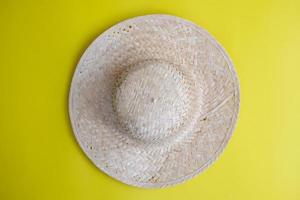 sombreros de sol de mujer sobre un fondo amarillo, moda de playa foto