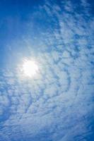 cielo azul con nubes químicas cielo químico chemtrails día soleado. foto