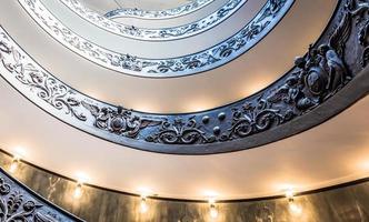 La famosa escalera de caracol en el museo vaticano - Roma, Italia foto