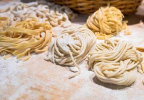 cocina tradicional italiana. preparación de pasta bucatini en roma, italia. foto