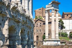 antiguo exterior del teatro macello muy cerca del coliseo, roma, italia. foto