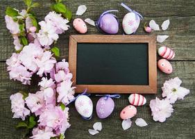 huevos de pascua y flor de sakura foto