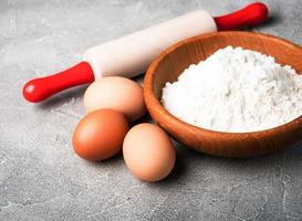 ingredientes para hornear - harina, huevos y alfiler foto