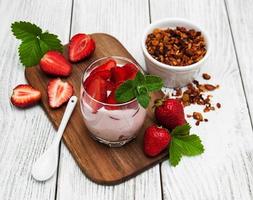 granola, fresa fresca y yogur foto