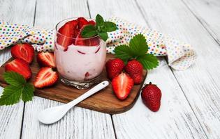 yogur con fresas frescas foto