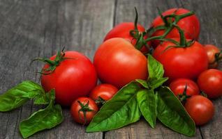 tomates frescos en una mesa