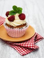 cupcake con frambuesas frescas