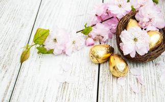 huevos de pascua y flor de sakura foto