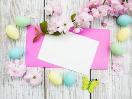 huevos de pascua y tarjeta de felicitación foto