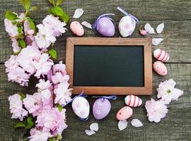 huevos de pascua y flor de sakura foto