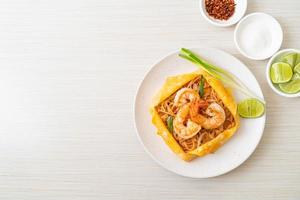 Thai stir fried noodles with shrimps and egg wrap