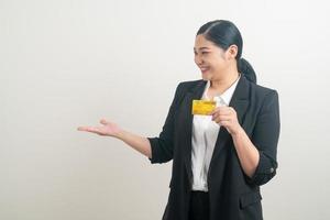 mujer asiática, tenencia, tarjeta de crédito, con, fondo blanco foto