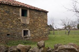antigua casa rural en galicia, hecha de piedra y madera. España foto