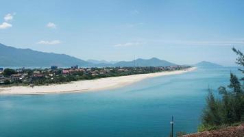 hermoso paisaje costero. playa, cielo azul, montañas al fondo. Vietnam foto